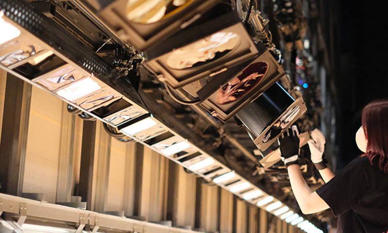 照明のつり込み作業